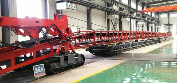 随后下属蒙大矿业公司购置了一套带有履带自移功能的加长桥式转载机